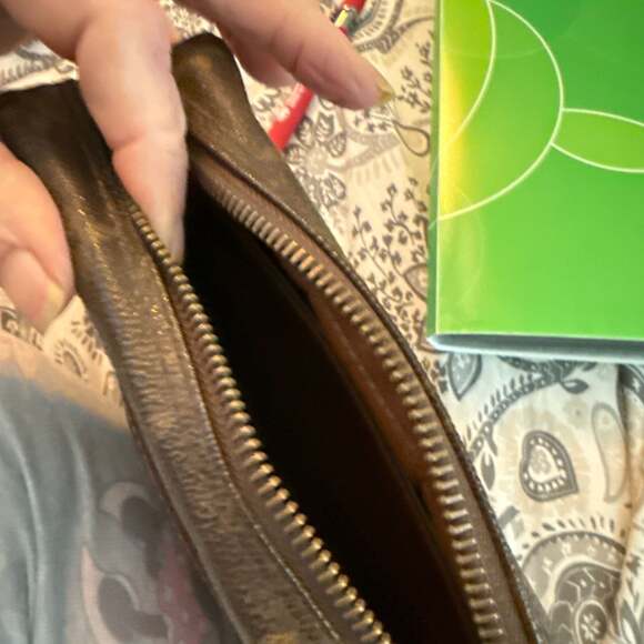 Louis Vuitton - Picture 3 of 7